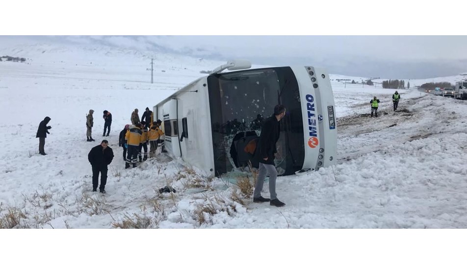 Sivas'ta yolcu otobüsü devrildi: 20 yaralı