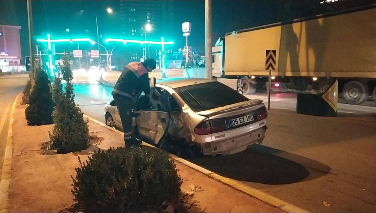Aydınlatma direğine çarpan otomobilin sürücüsü yaralandı Aydınlatma direğine çarpan otomobilin sürücüsü yaralandı