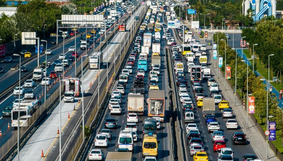E-5’te trafik kaosu: Kilometrelerce kuyruk oluştu E-5’te trafik kaosu: Kilometrelerce kuyruk oluştu