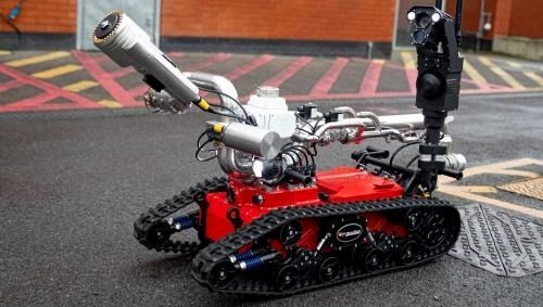 İngiltere'nin yeni itfaiye robotu: Yangına dakikada 2 ton su püskürtüyor