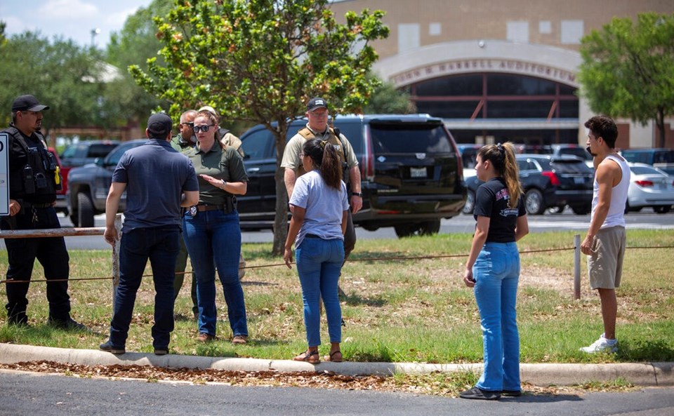 ABD'de ilkokula silahlı saldırı: 19'u öğrenci 21 kişi hayatını kaybetti - 2