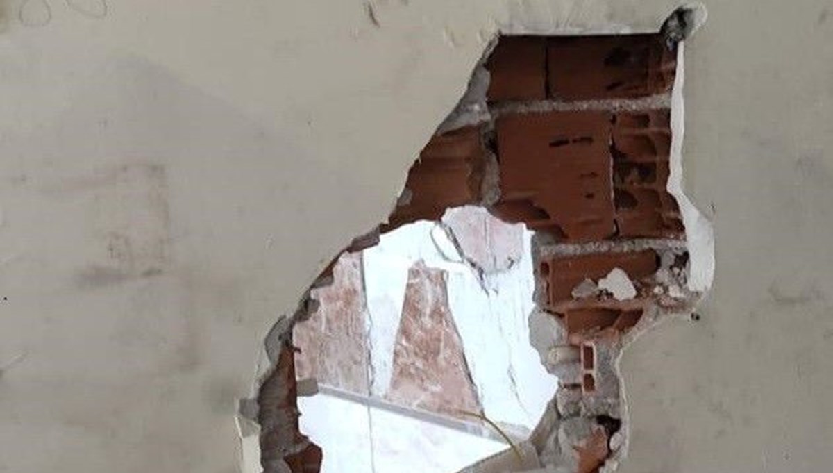 Duvarı delerek girdikleri iş yerinde milyonluk vurgun yaptılar Duvarı delerek girdikleri iş yerinde milyonluk vurgun yaptılar
