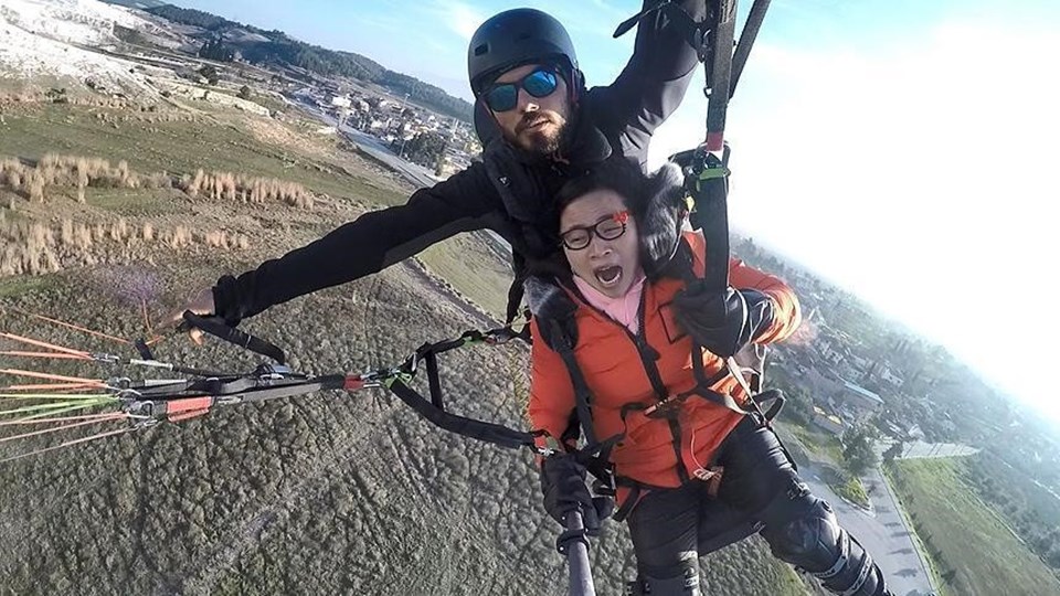 Pamukkale'de paraşütle atlayan Çinli turist korkudan baygınlık geçirdi - 1