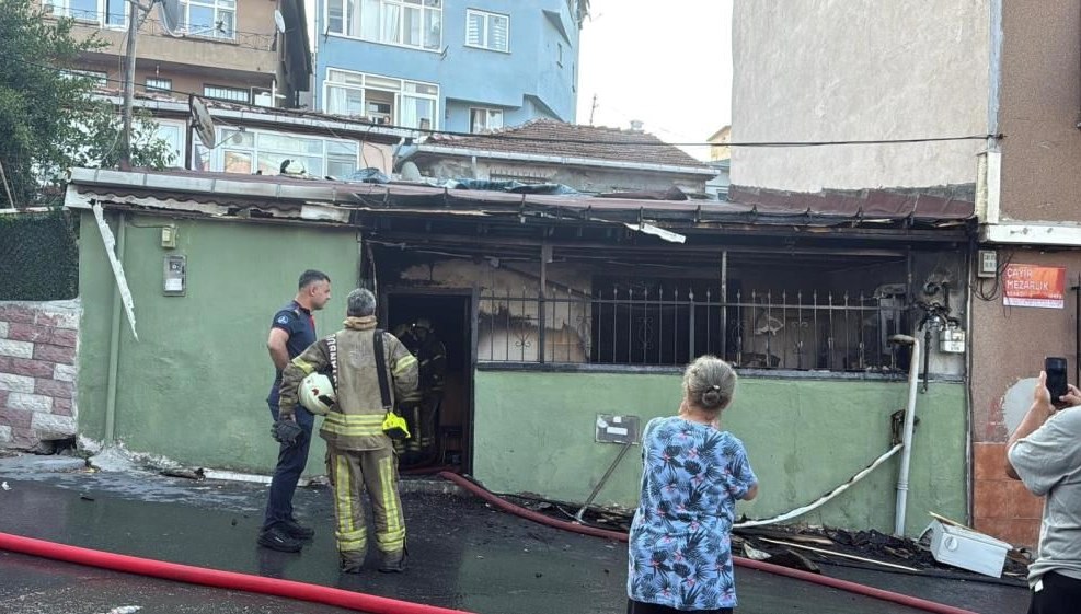 Gecekondu alev alev yandı: İki kişi ağır yaralı