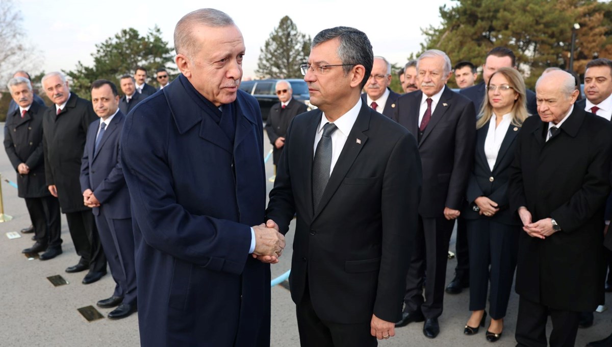 Cumhurbaşkanı Erdoğan ve CHP lideri Özel'den ilk kare Cumhurbaşkanı Erdoğan ve CHP lideri Özel'den ilk kare