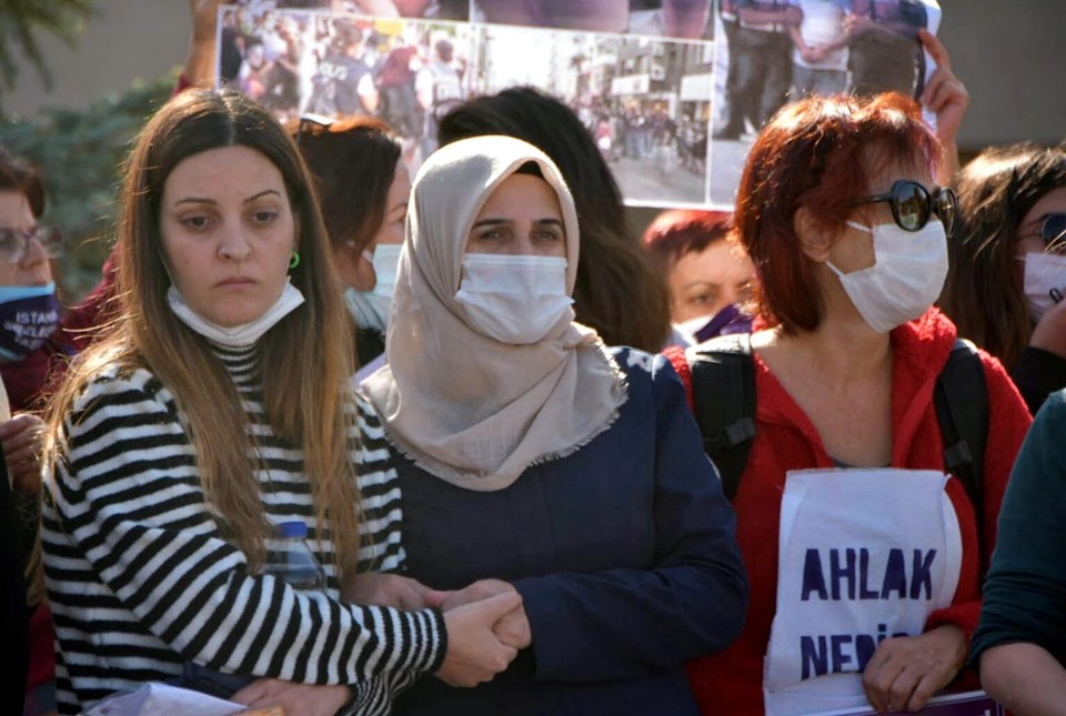 Pınar Gültekin'in annesi Şefika Gültekin (ortada)