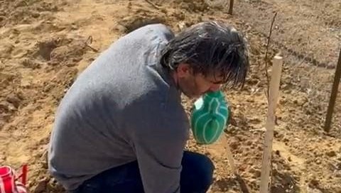 47 yaşındaki avukat, susuz ve terk edilmiş köyde kendine yaşam kurmaya çalışıyor