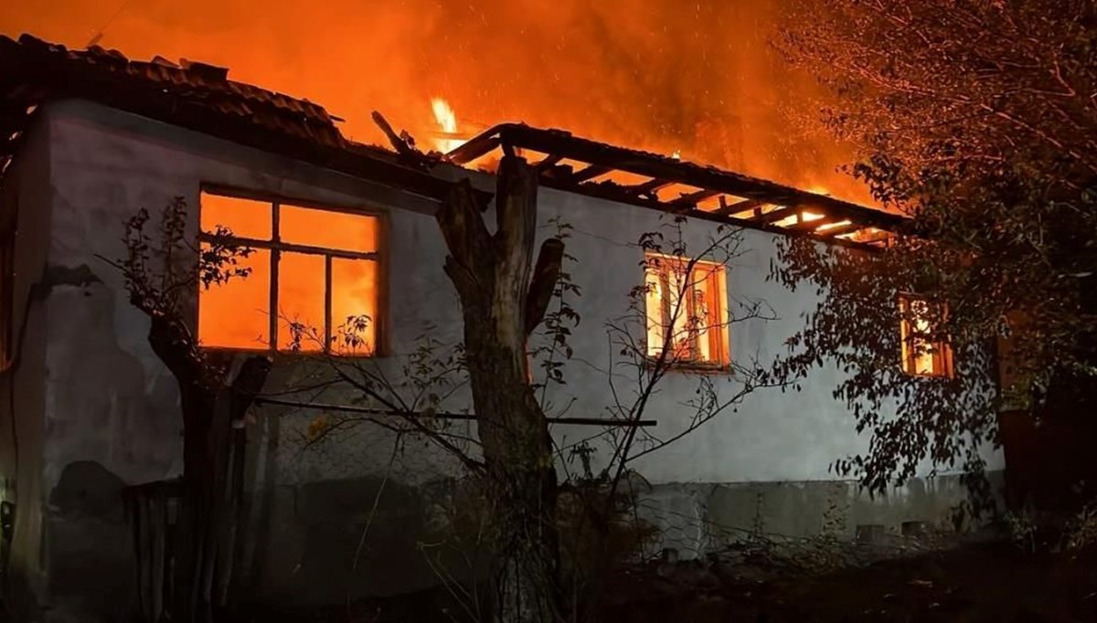 Kastamonu'da 2 katlı ahşap ev alevlere teslim oldu Kastamonu'da 2 katlı ahşap ev alevlere teslim oldu
