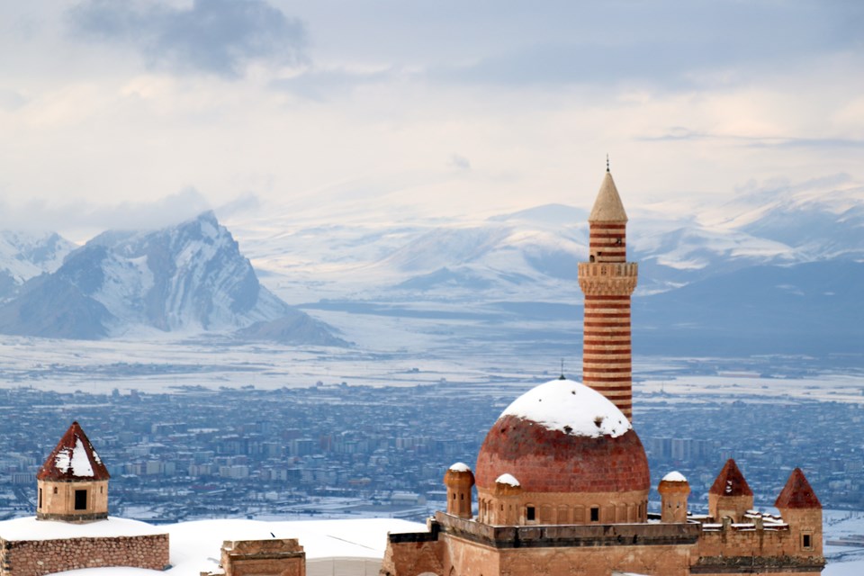 Tarihi İshak Paşa Sarayı karla kaplandı - 1