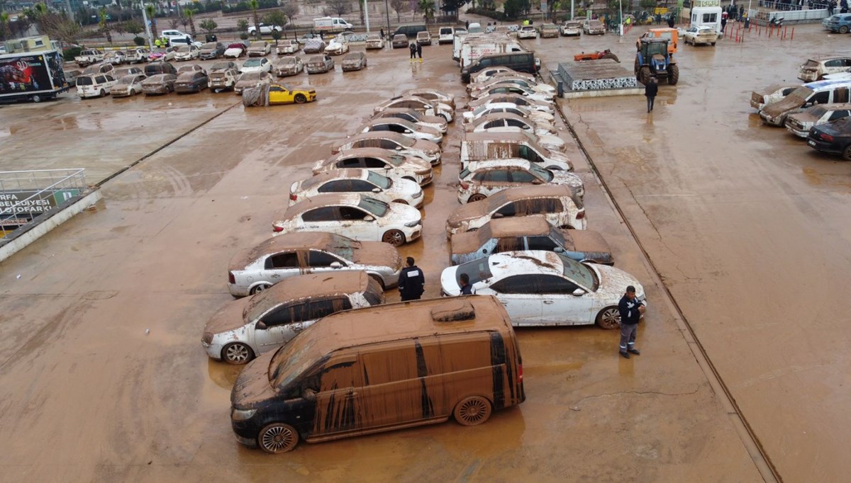 Şanlıurfa'da su basan otoparktaki 170 araç çıkarıldı, kayıp TIR şoförü aranıyor Şanlıurfa'da su basan otoparktaki 170 araç çıkarıldı, kayıp TIR şoförü aranıyor