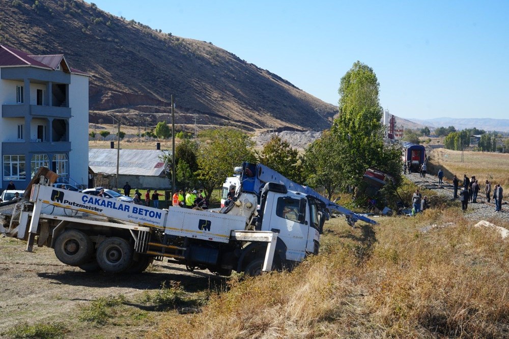 Yolcu treni beton pompasına çarptı: Ölü ve yaralılar var - 9