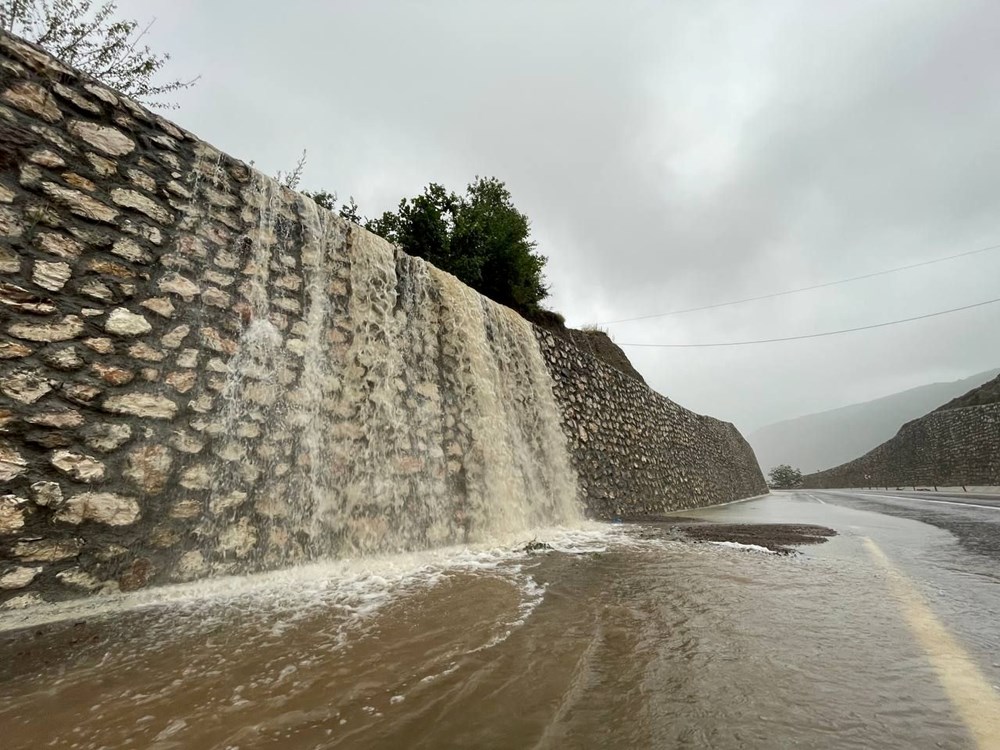 Karadeniz'i sel vurdu: Dereler taştı, yollar göle döndü, evleri su bastı - 28