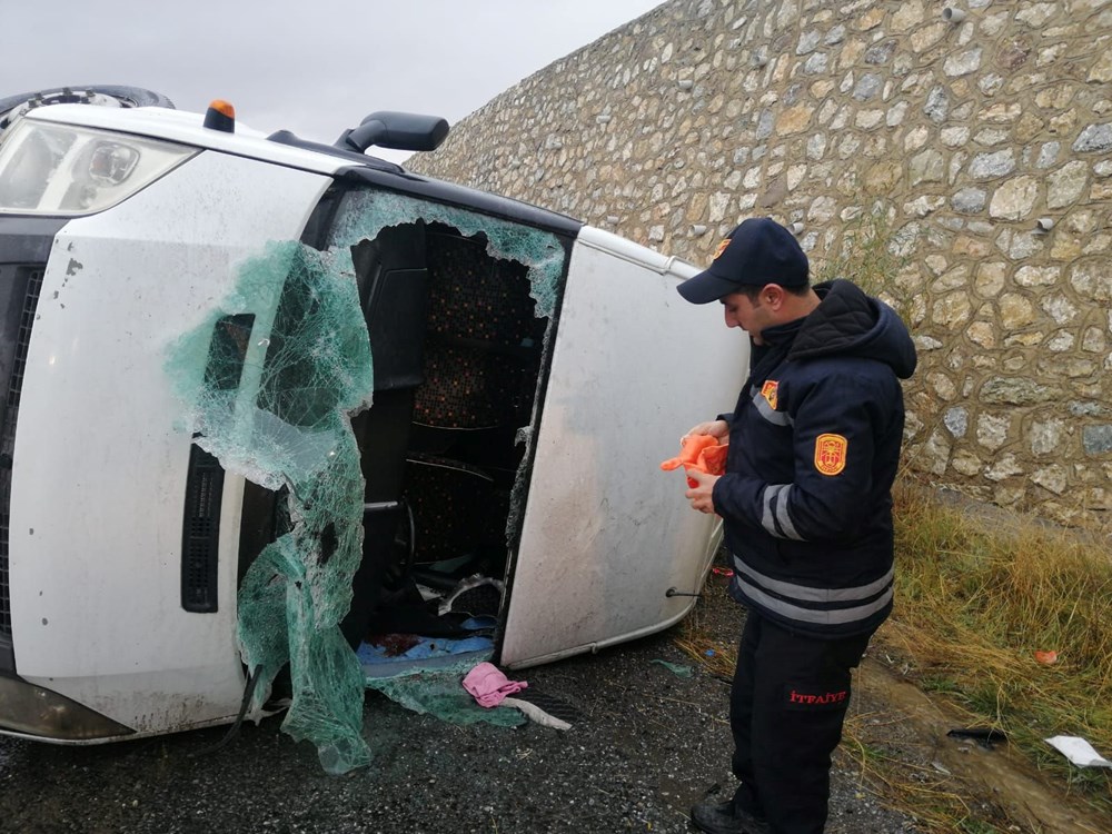 Yolcu minibüsü devrildi: 2'si ağır, 14 yaralı - 8