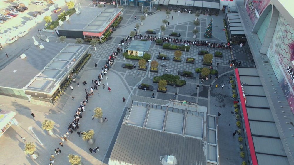 تخفيضات الجمعة السوداء تحدث ضجة في إسطنبول (صور) 2 التدافع خلال تخفيضات الجمعة السوداء: اصطفوا أثناء أذان الصباح - 1