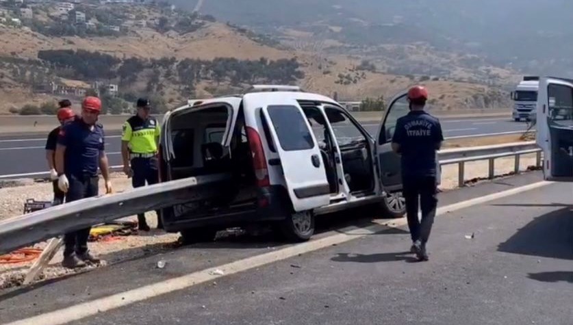 Bariyer motordan girdi, bagaj bölümünden çıktı: Korkunç kazada iki can kaybı