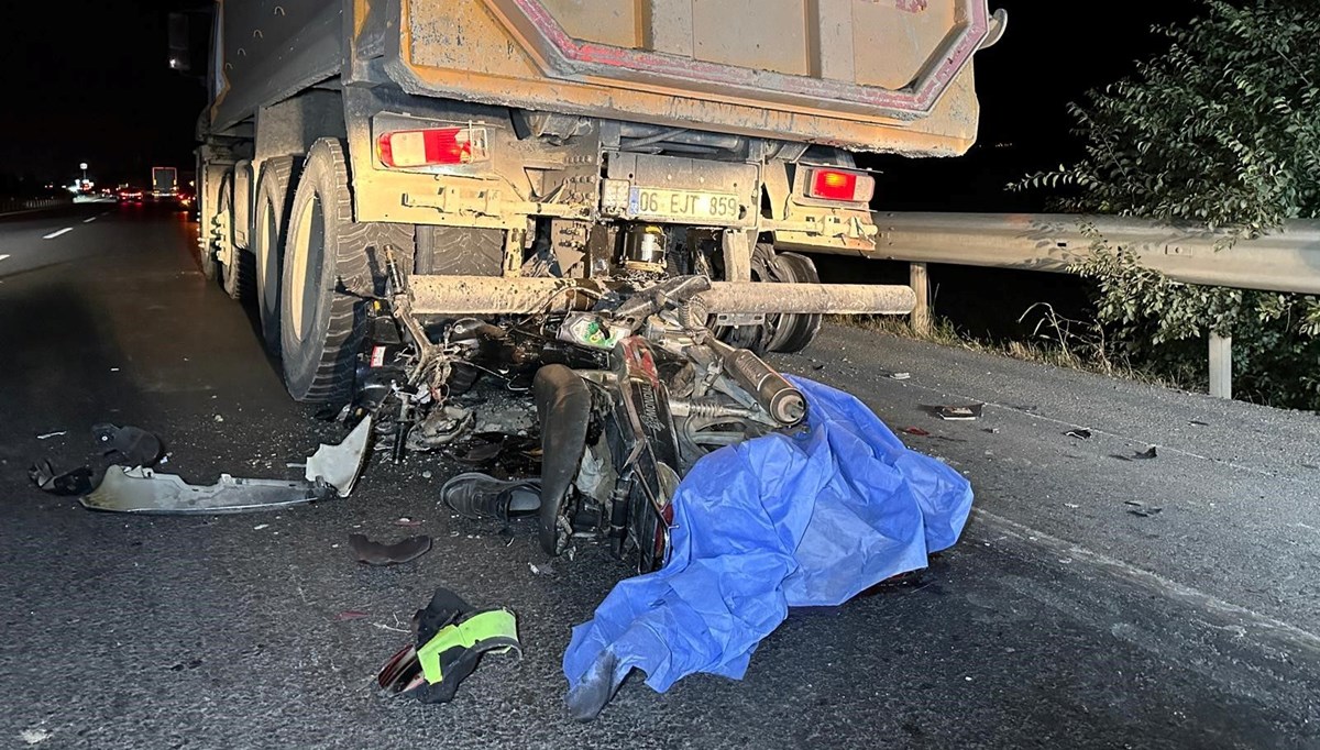 Motosiklet kamyona arkadan çarptı