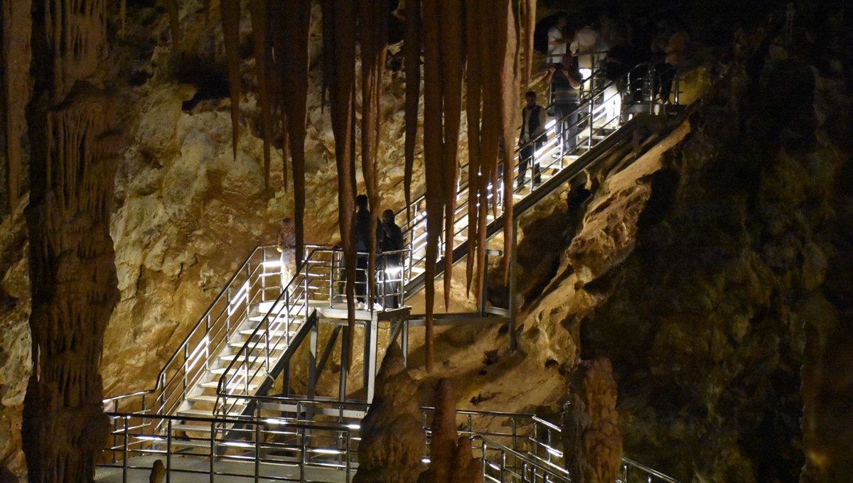 Kurban Bayramı'nı Gümüşhane'de geçirenler Karaca Mağarası'nı ziyaret ediyor