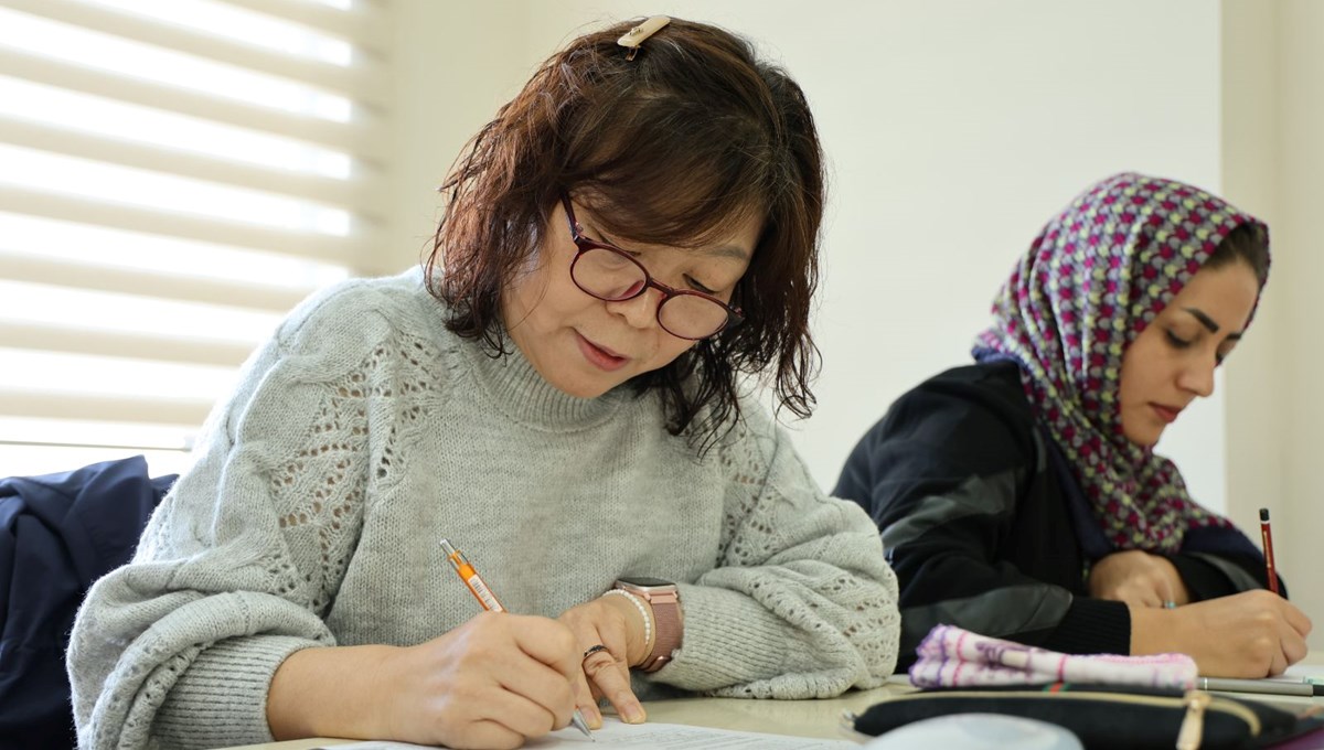 Türkiye’yi gezen Güney Koreli kadın, Diyarbakır’da yaşamak için Türkçe öğreniyor Türkiye’yi gezen Güney Koreli kadın, Diyarbakır’da yaşamak için Türkçe öğreniyor