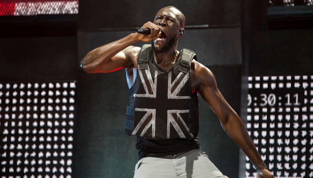 Gizemli sokak sanatçısı Banksy'nin tasarladığı kurşun geçirmez yelek açık artırmaya çıkıyor