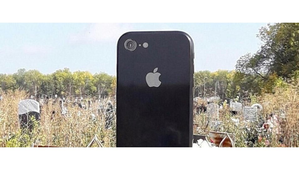 Rusya'da iPhone şeklinde mezar taşı