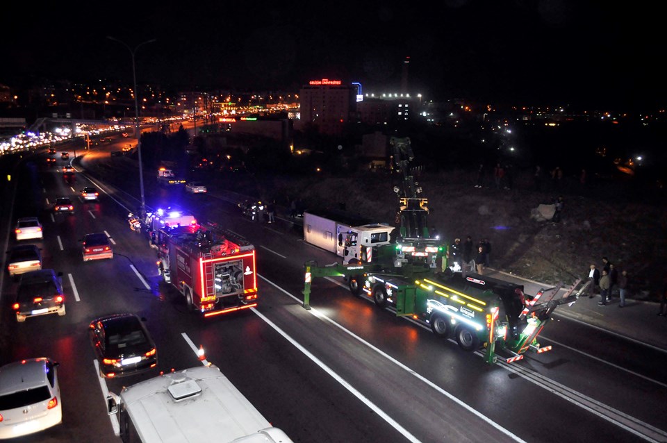 İstanbul'da halk otobüsü devrildi: 2'si ağır 6 yaralı - 1