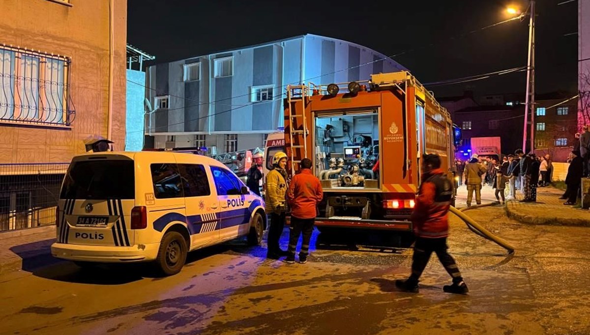 Avcılar'da 3 katlı binanın çatısı yandı Avcılar'da 3 katlı binanın çatısı yandı