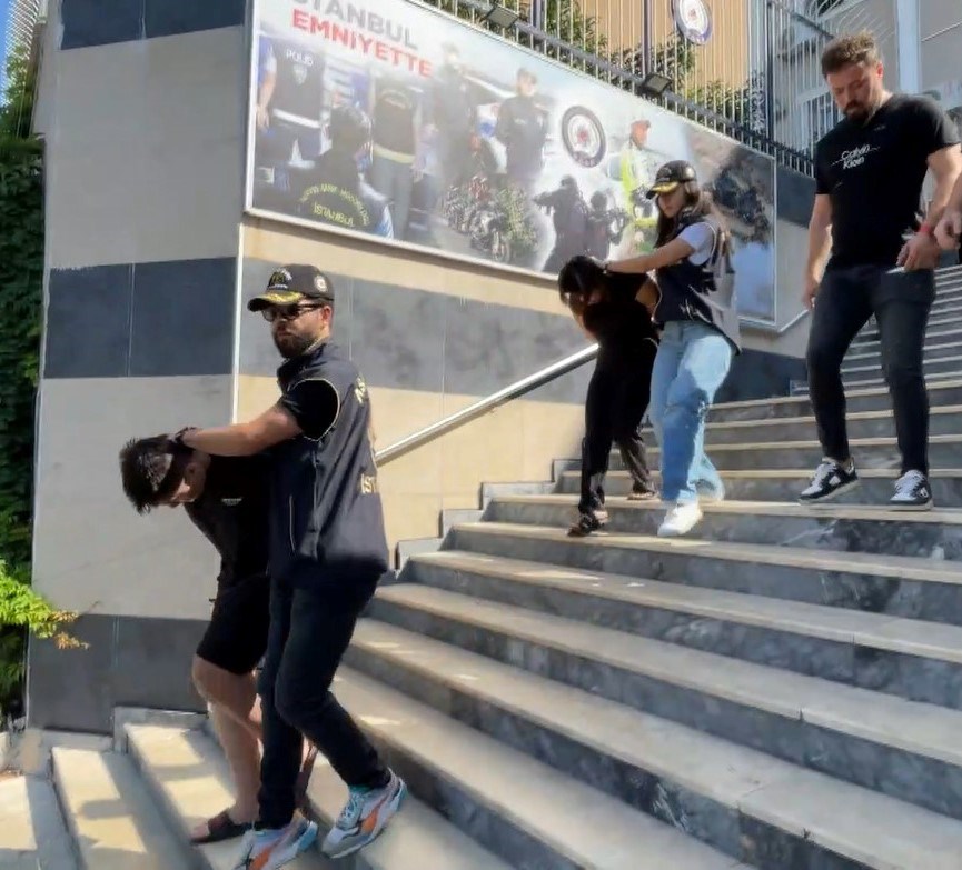 Saldırılarla ilgili olarak gözaltına alınan beş kişi tutuklanarak cezaevine gönderildi