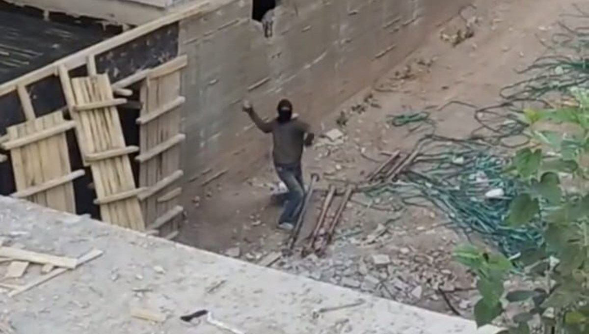 Hırsızdan kendisini kamerayla kaydeden mahalleliye taş Hırsızdan kendisini kamerayla kaydeden mahalleliye taş