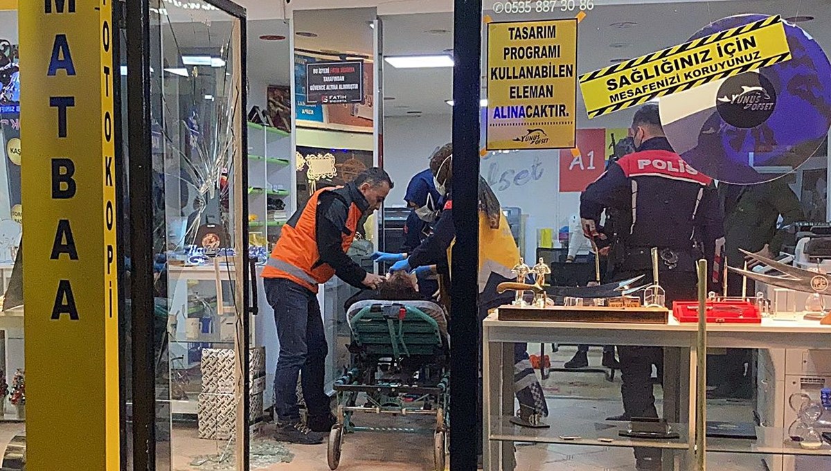 Düzce'de cam kapıyı fark etmeyen kişi hastanelik oldu