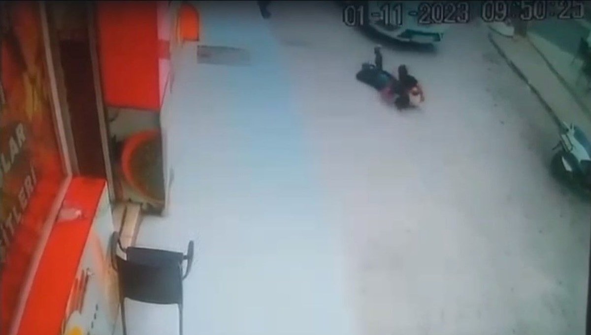 İzmir'de korkunç kaza kamerada: Şakalaşan çocuklar otomobilin altında kaldı İzmir'de korkunç kaza kamerada: Şakalaşan çocuklar otomobilin altında kaldı