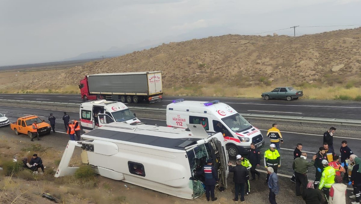 Kayseri’de yolcu midibüsü devrildi: 14 yaralı