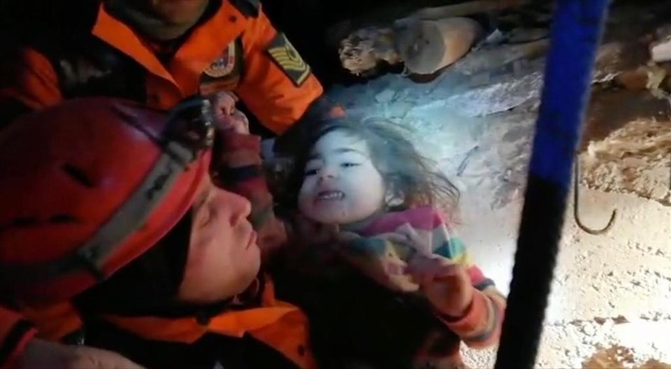 Elazığ'da mucize kurtuluş (2,5 yaşındaki Yüsra ve annesi Ayşe Yıldız kurtarıldı) - 1