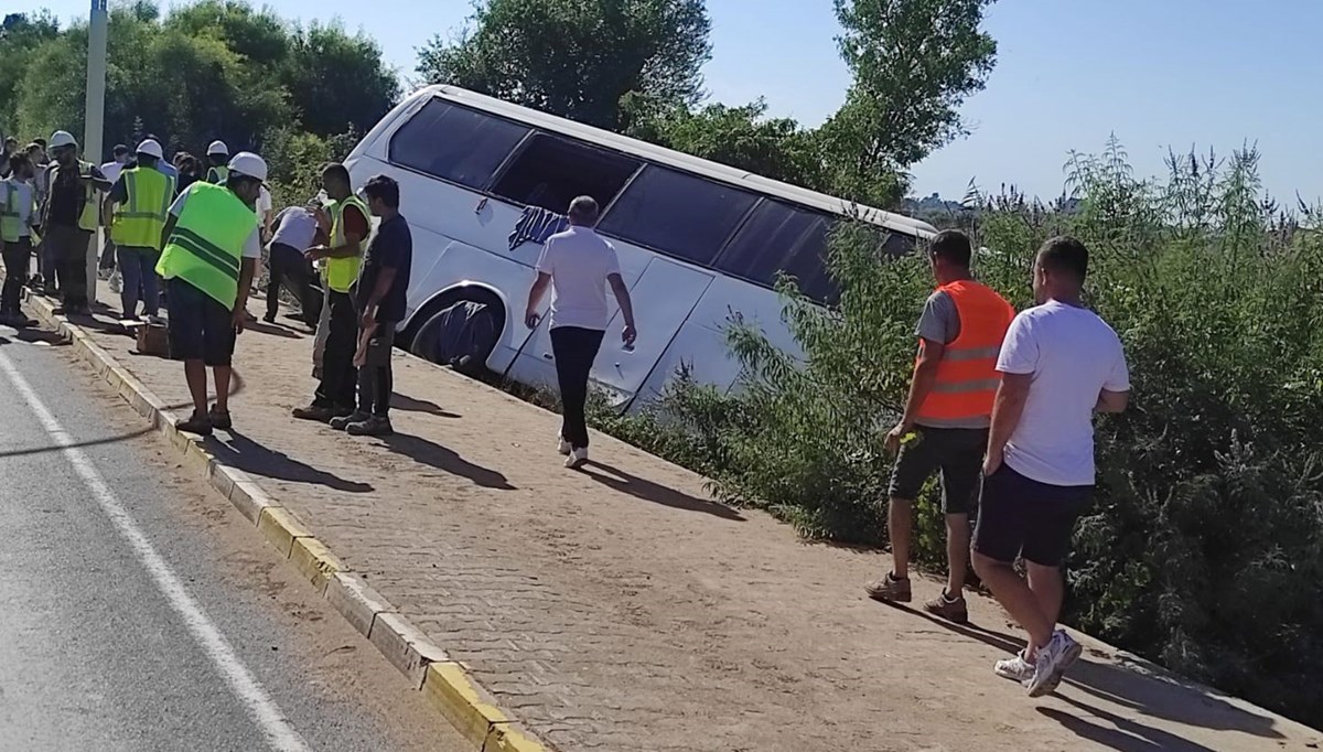 Antalya'da servis otobüsü kaza yaptı: Yaralılar var