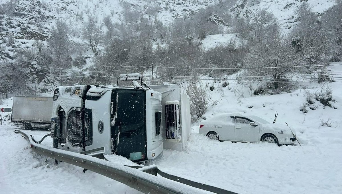 Gümüşhane'de devrilen TIR'ın sürücüsü yaralandı Gümüşhane'de devrilen TIR'ın sürücüsü yaralandı