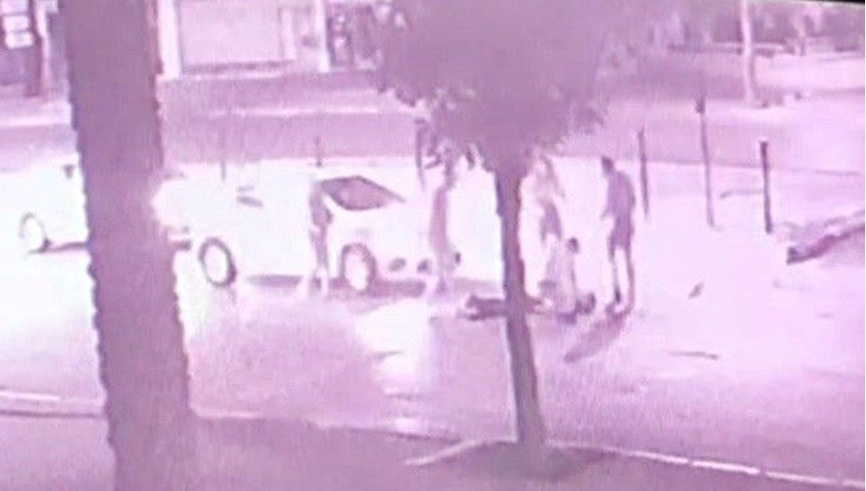 Antalya'da dövülüp yola bırakılan gencin üzerinden taksi geçti