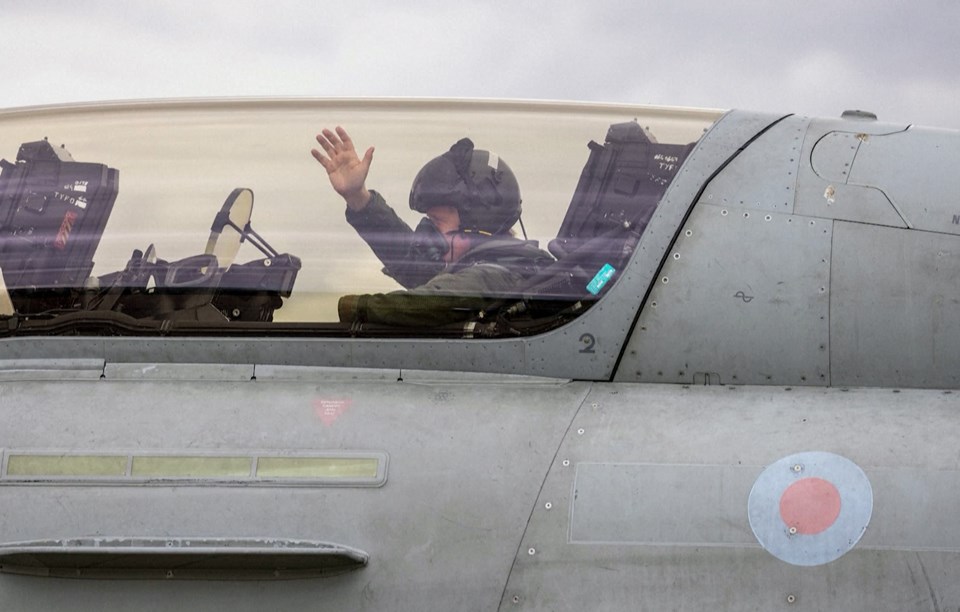 Boris Johnson savaş uçağı koltuğunda - 2