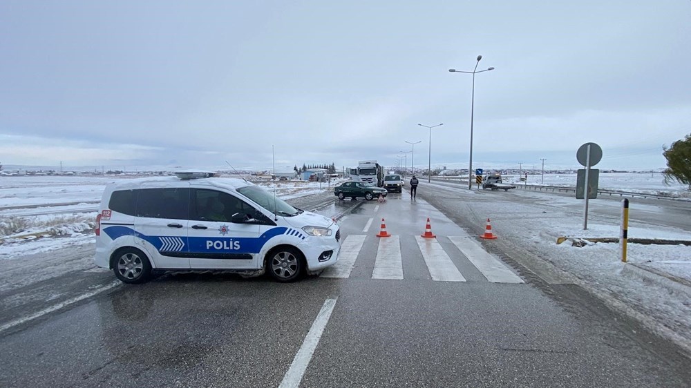 Yoğun kar ve buzlanma etkisi: Bolu'da trafik kazaları yolu tıkadı - 3