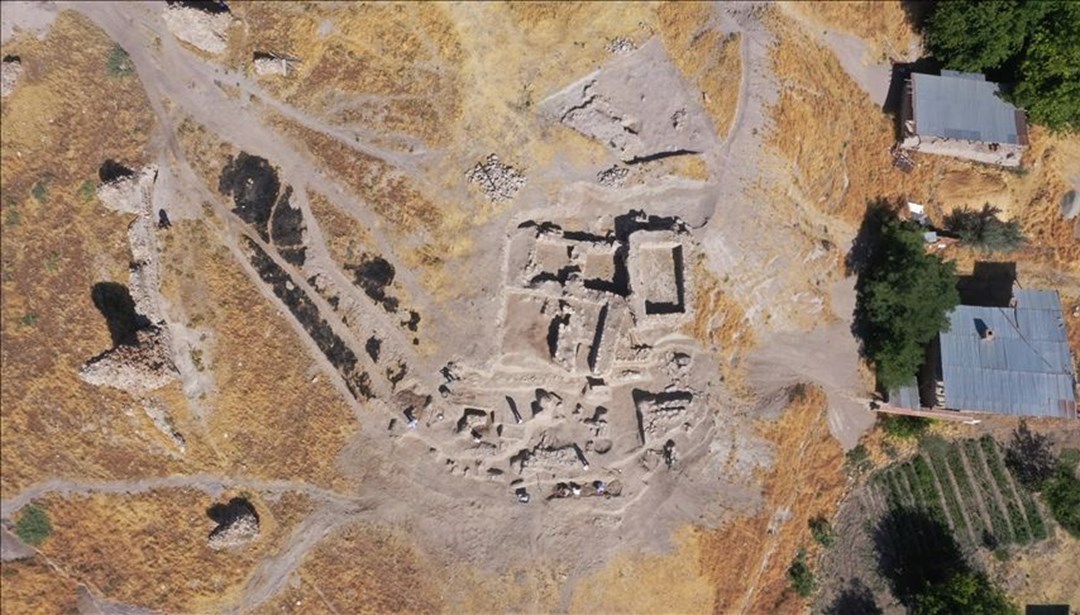 Elazığ'daki Tadım Kalesi ve Höyüğü'nde 6 bin yıllık tapınak alanı bulundu