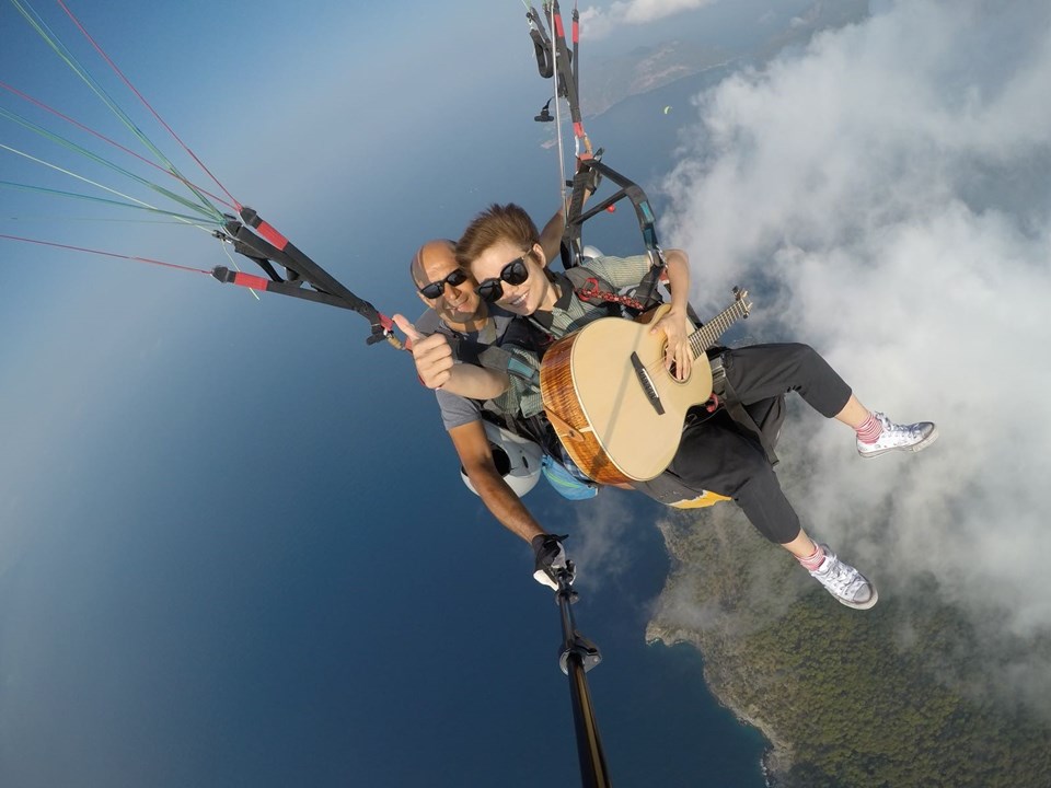 Yamaç paraşütünde gitar izlenme rekoru kırdı (Xu Fe Türkiye'de) - 1