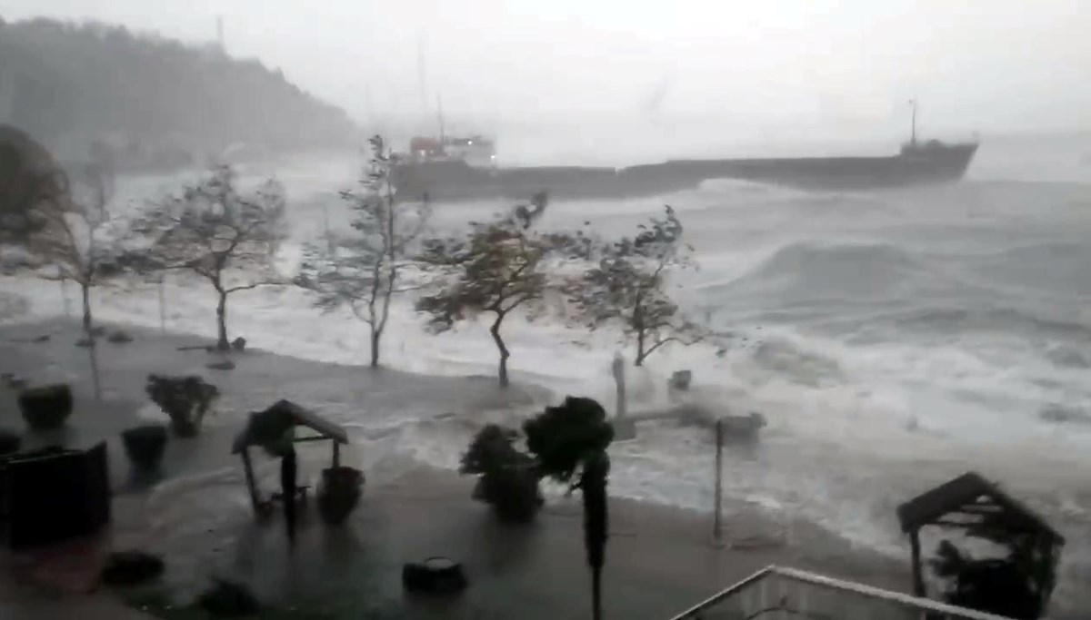 Zonguldak'taki fırtınada gemi karaya oturdu