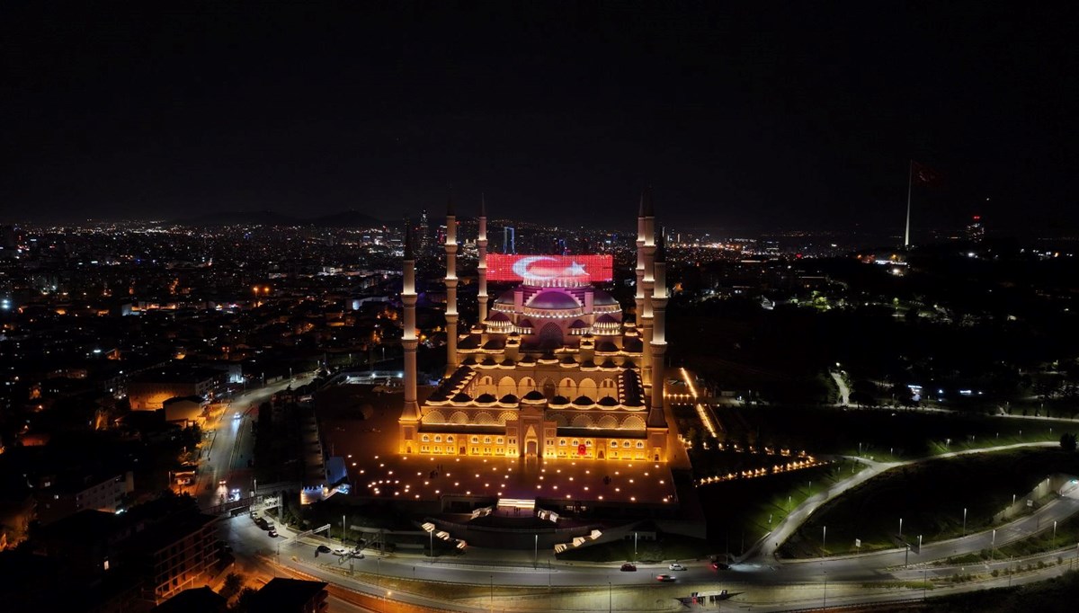 90 bin camide eş zamanlı olarak sela okundu