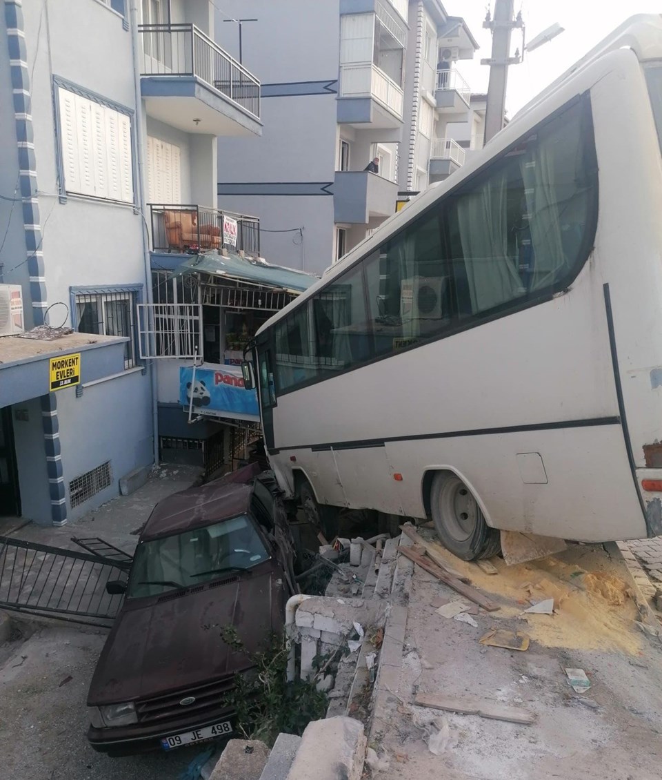 Aydın'da otobüs istinat duvarında asılı kaldı - 1
