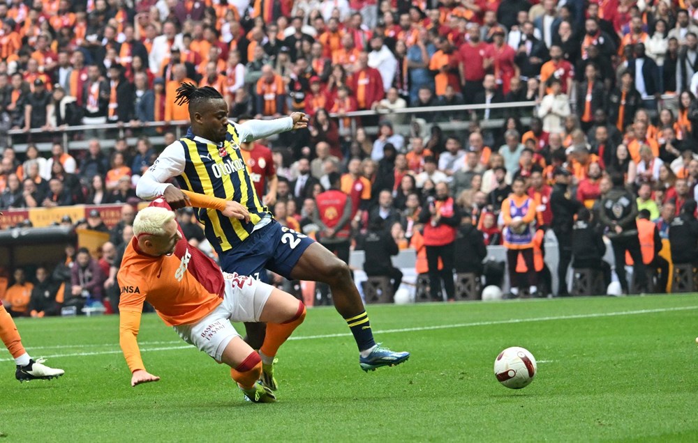 Fenerbahçe, derbide Galatasaray'ı yendi: Süper Lig'de şampiyonluk son haftaya kaldı - 19