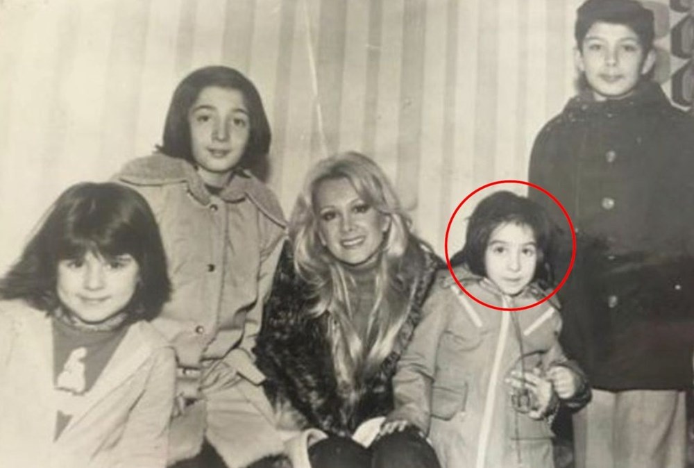 Su Burcu Yazgı Coşkun'dan nostaljik kare (Ünlülerin çocukluk ve gençlik halleri) - 245