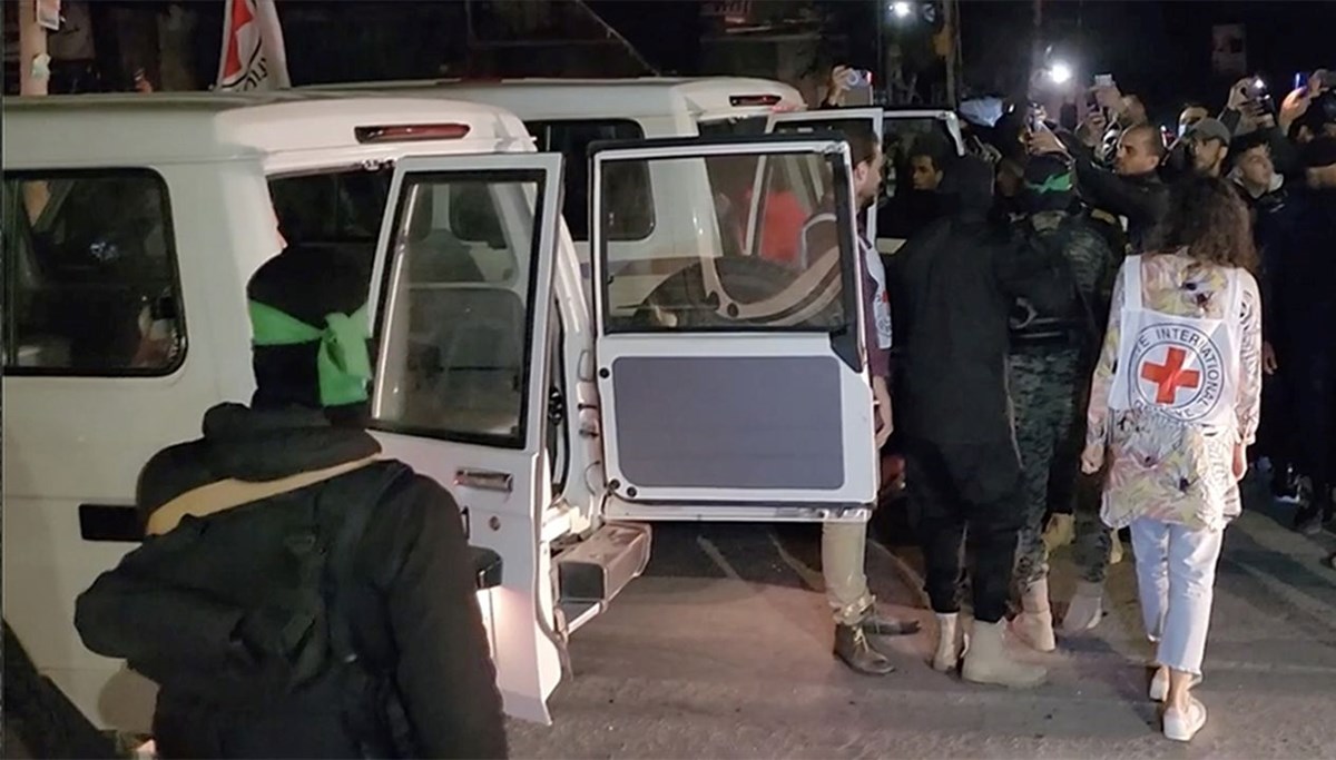 İsrail ve Hamas arasında üçüncü rehine takası: Hamas, bugün 5 Taylandlı ve 3 İsrailli esiri serbest bırakacak İsrail ve Hamas arasında üçüncü rehine takası: Hamas, bugün 5 Taylandlı ve 3 İsrailli esiri serbest bırakacak
