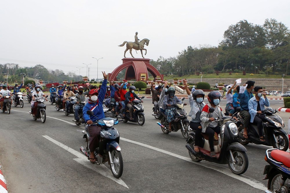 Myanmar'da on binlerce kişi cuntaya meydan okudu - 10