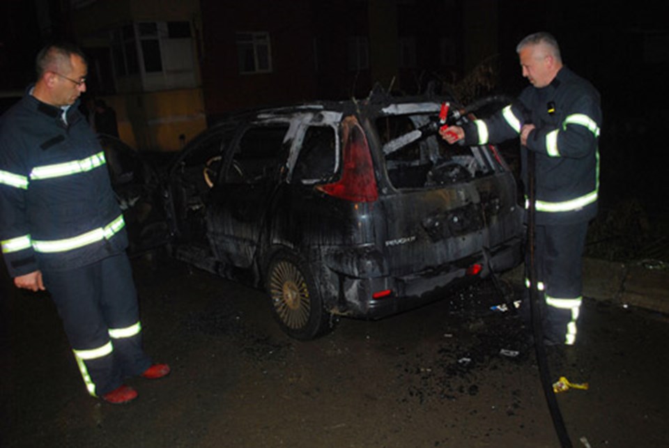 Gündüz satın aldığı otomobili gece yandı - 1