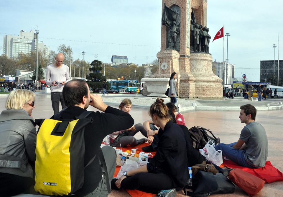 Okul projesi için Taksim'de piknik yaptılar  - 1