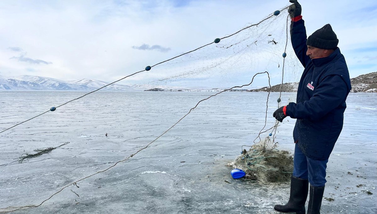 Eskimo usulü balık avı için Çıldır Gölü'ne ilk ağlar atıldı