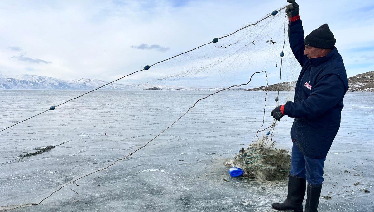 Eskimo usulü balık avı için Çıldır Gölü'ne ilk ağlar atıldı Eskimo usulü balık avı için Çıldır Gölü'ne ilk ağlar atıldı